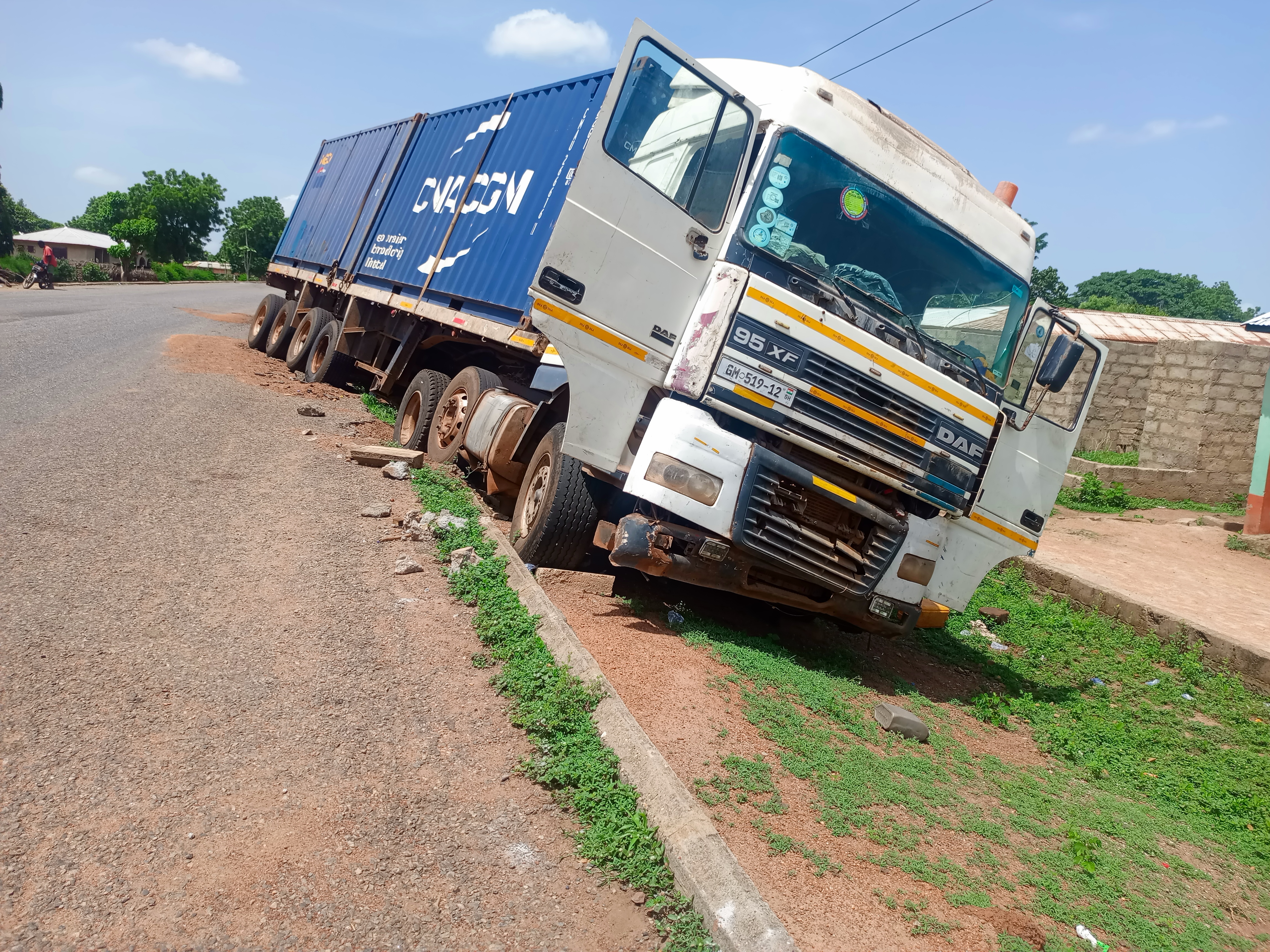 ABANDONED ACCIDENTED TRUCK IN KALEO POSES SAFETY RISK
